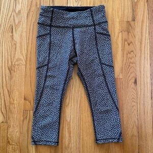 Lululemon sz 2 Speed Tight V Black and White Patterned Leggings crop great cond